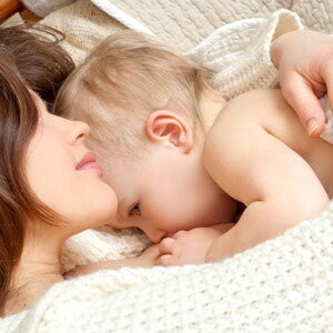 אם שוכבת לצד תינוקה