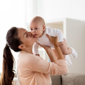 אם מנשקת את בנה המתוק