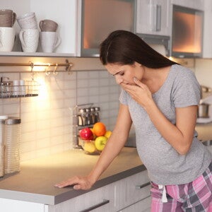 אישה הרה עם בחילה