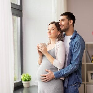 גבר מחבק את אישתו ההרה