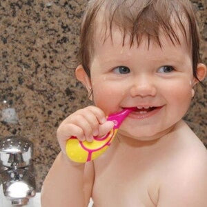 פעוט מצחצח שיניים באמבטיה