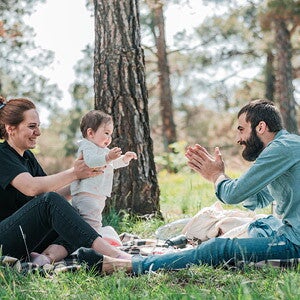 אבא ואמא מטיילים עם תינוקם בטבע