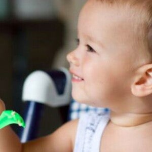 ילד כבן שנתיים אוכל