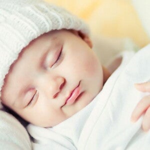 תינוק ישן מחוייך