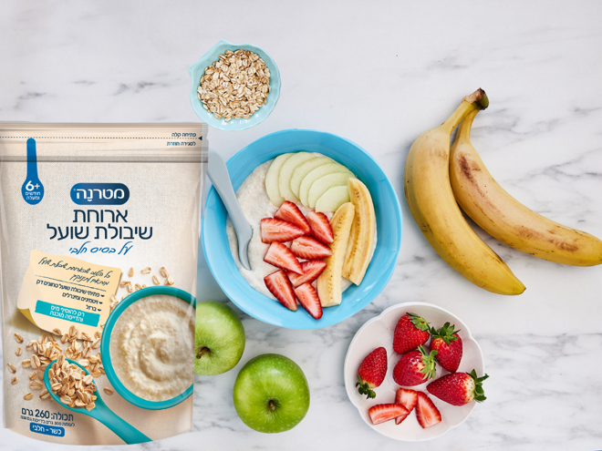   ארוחת שיבולת שועל עם תותים, בננה ותפוח