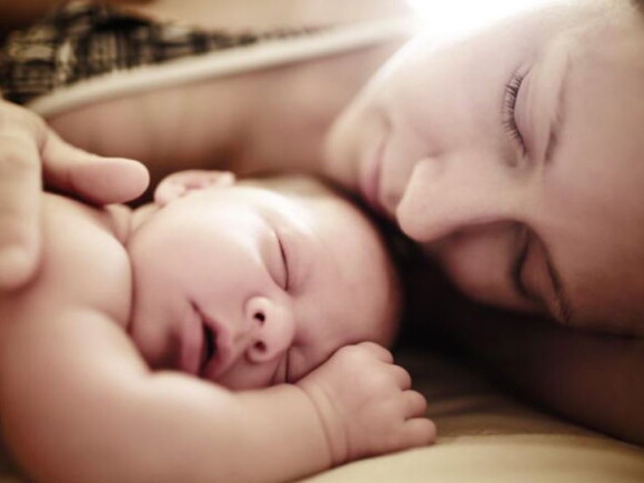 אמא ישנה עם תינוקה