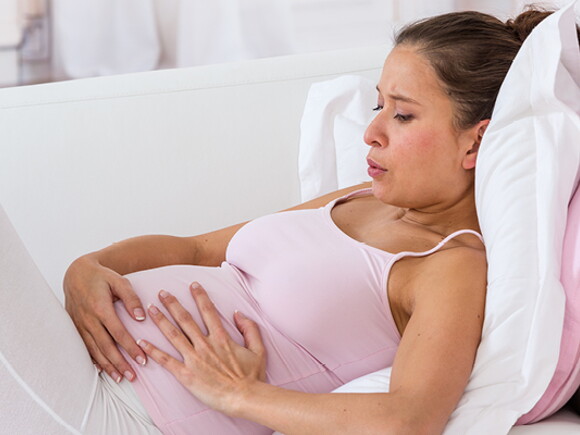 אישה בהריון נראית מודאגת