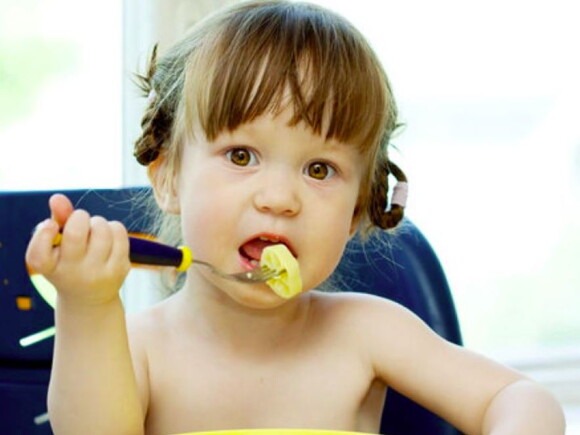 תינוקת בת שנתיים אוכלת