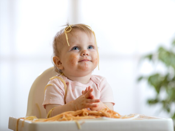 תינוקת אוכלת פסטה