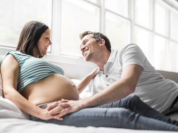 זוג בהריון צוחק