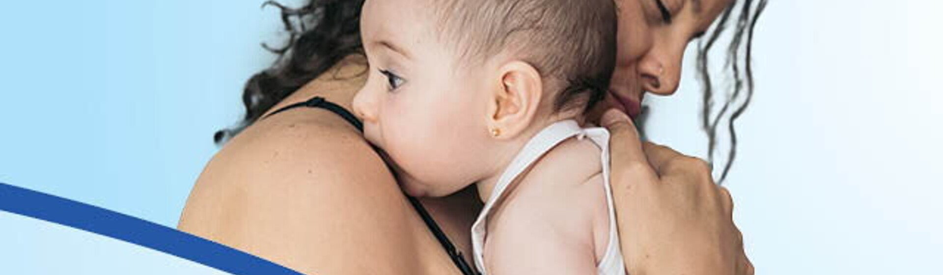 אמא מחבקת תינוק- עמותת חיבוק ראשון 