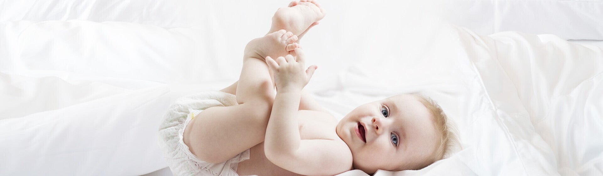 תינוק חייכן שוכב על גבו