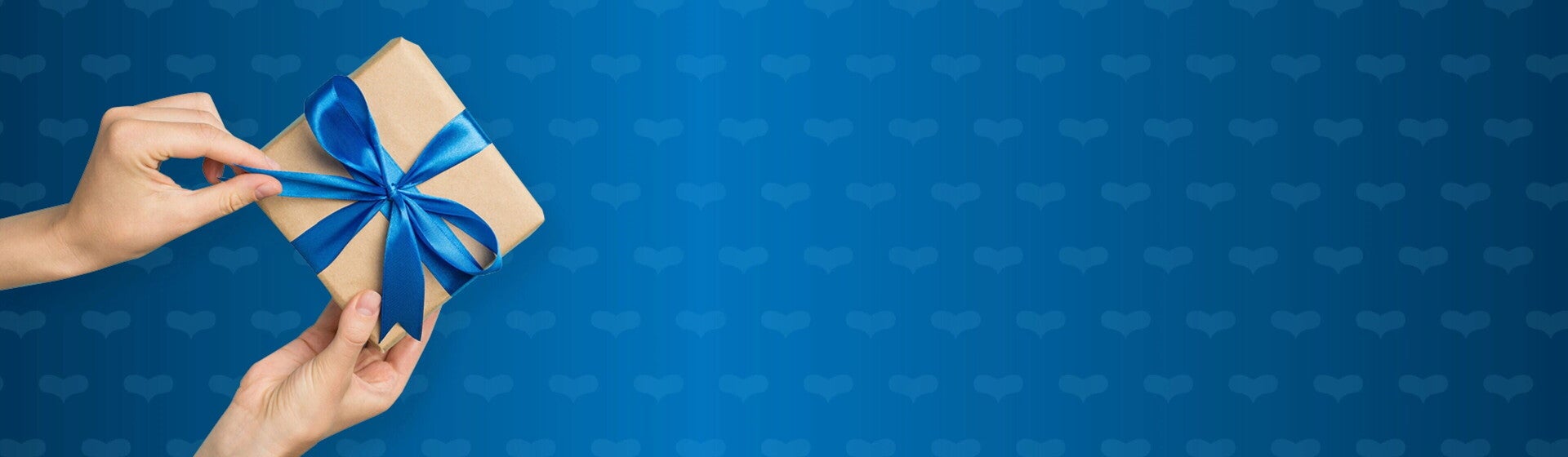 ידיים פותות אריזת מתנה