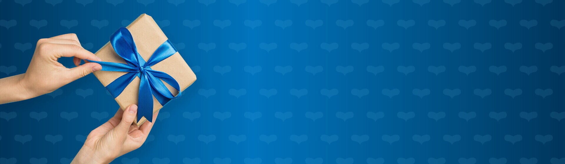 ידיים פותחות מתנה