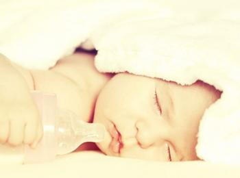 תינוקת ישנה ולידה בקבוק