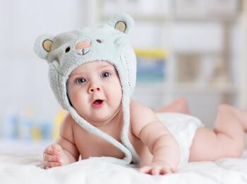 תינוקת עם כובע בצורת חיה