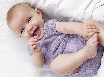 תינוקת כבת חמישה חודשים צוחקת